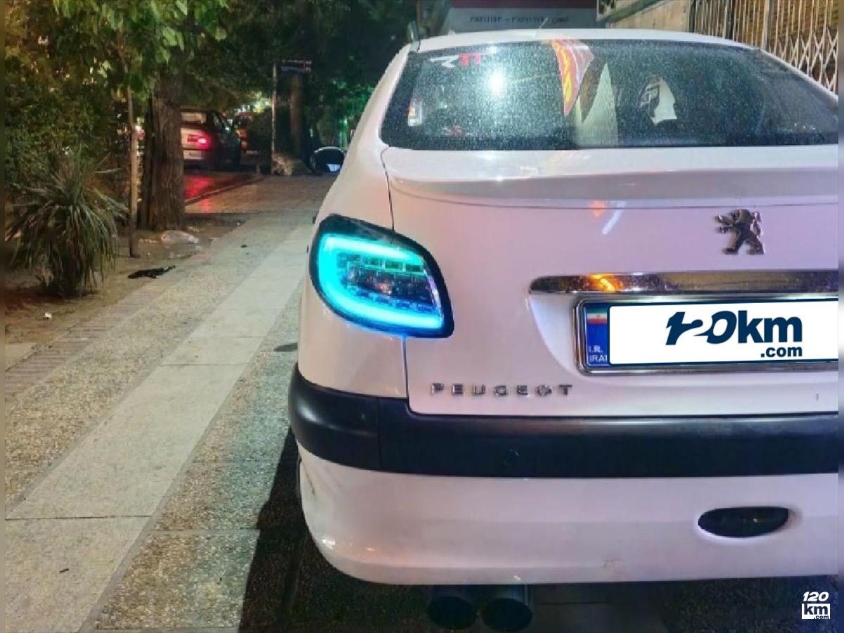 فروش پژو 206 SD V9 ۱۳۸۸ سفید یخچالی چند لکه رنگ کرمان (۱۱ تیر ۱۴۰۴)