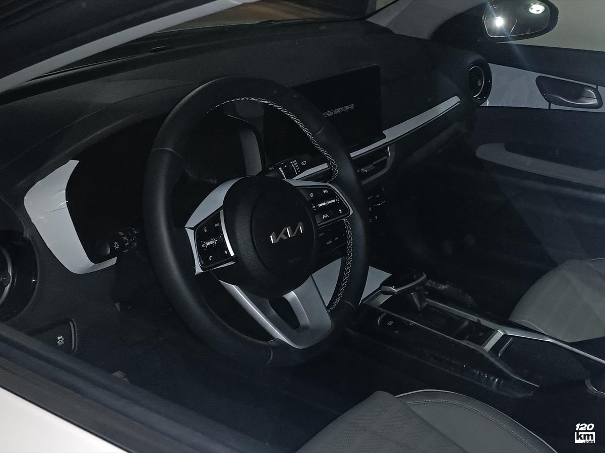 فروش کیا K3 1.5 لیتر ۲۰۲۴ صفر سفید صدفی بدون رنگ ساری معلم (ساری نو) (۲ آذر ۱۴۰۴)